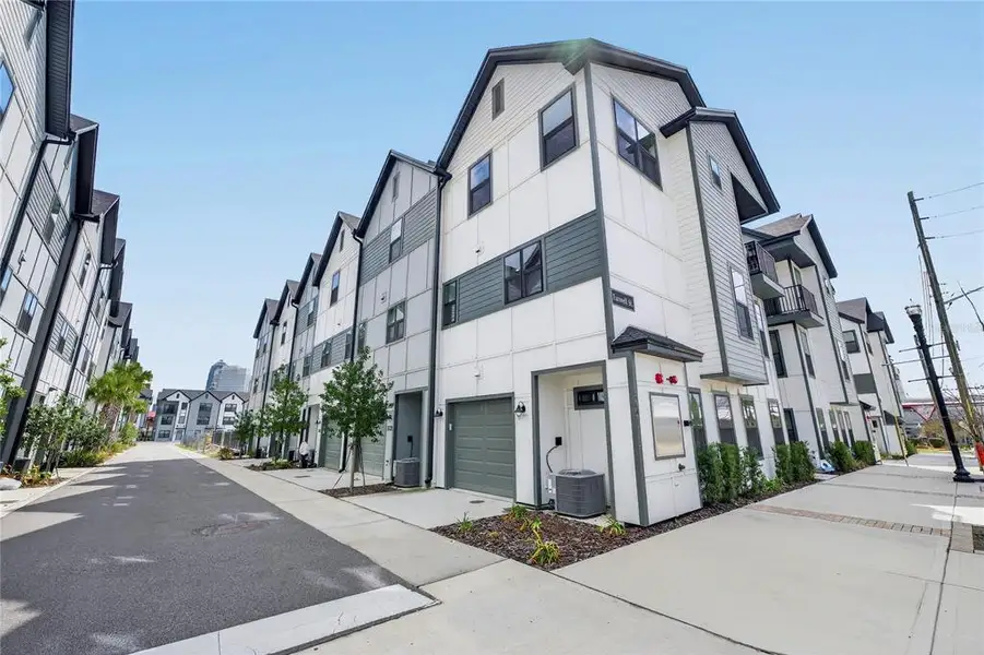 Condo located in Jacksonville, FL showcasing its design and architecture (Image 5).