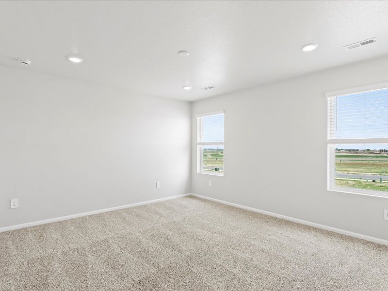 Spacious, unfurnished interior of a new home in Lake Bluff, Greeley (Image 14).