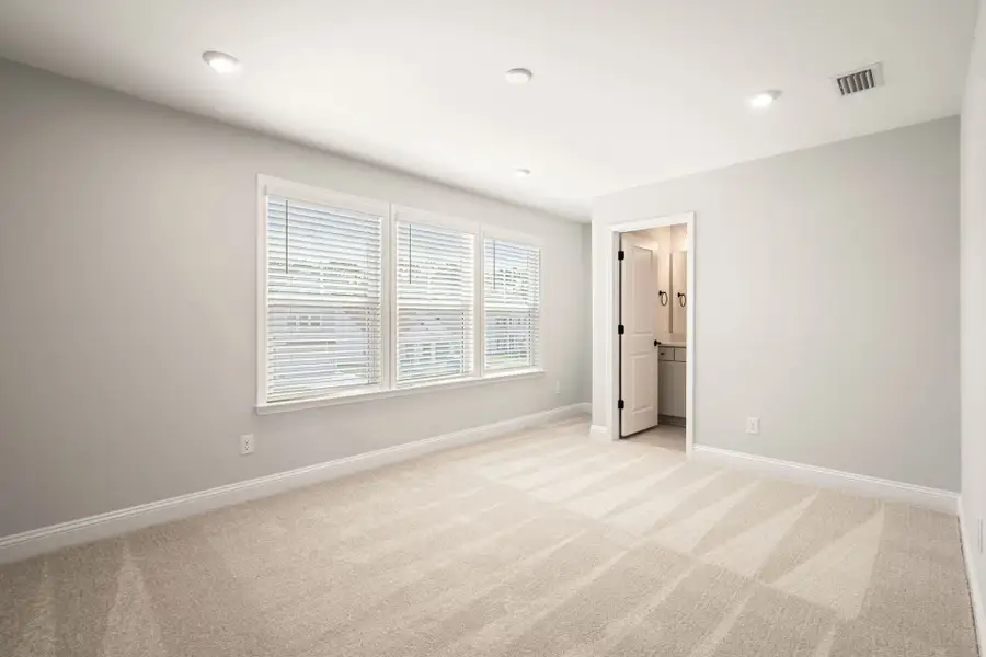Spacious, unfurnished interior of a new home in Waterways, Richmond Hill (Image 24).