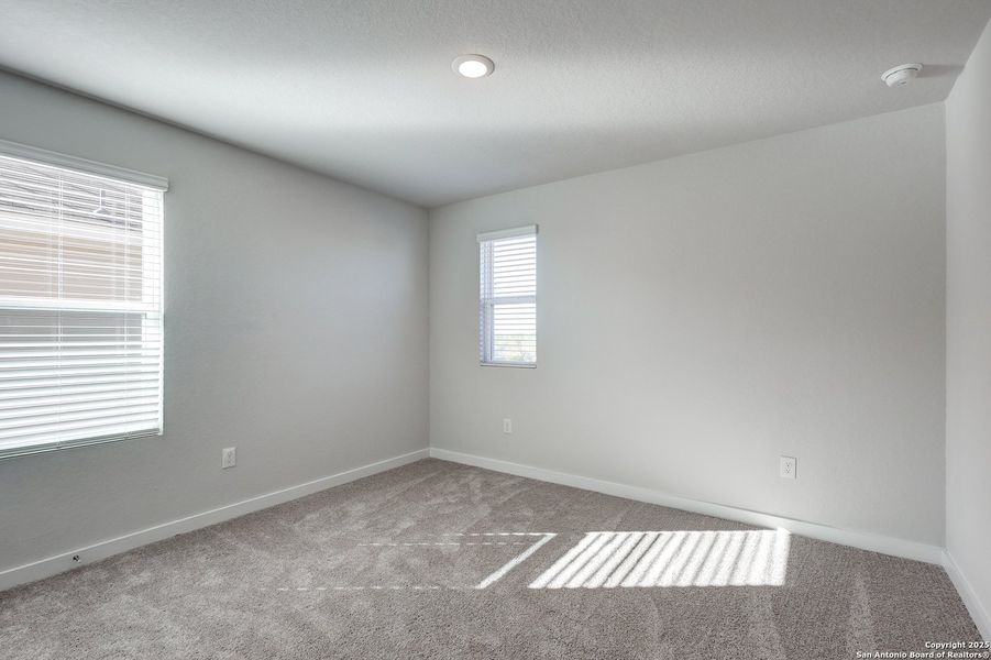 Spacious, unfurnished interior of a new home in Hacienda, San Antonio (Image 23).