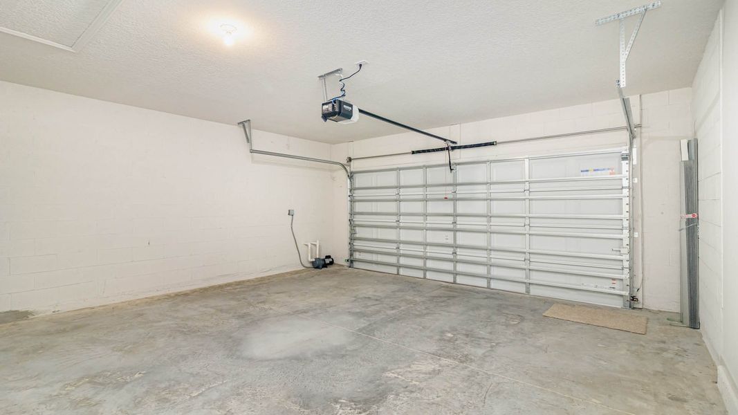 Spacious, unfurnished interior of a new home in Cypress Bay West, Palm Bay (Image 23).