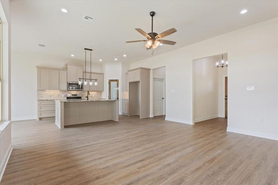 Spacious, unfurnished interior of a new home in , Riesel (Image 27).