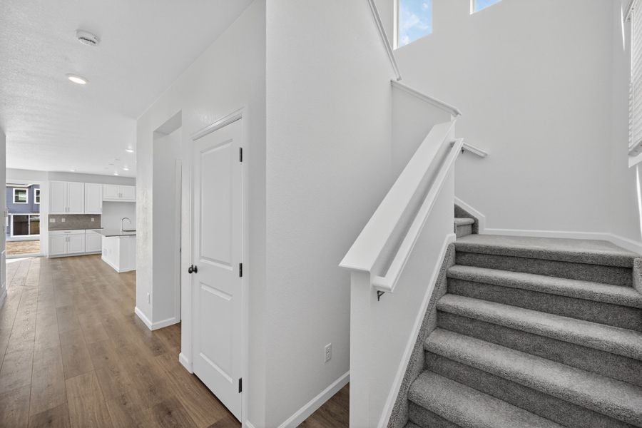 Spacious, unfurnished interior of a new home in Sky Ranch, Aurora (Image 10).