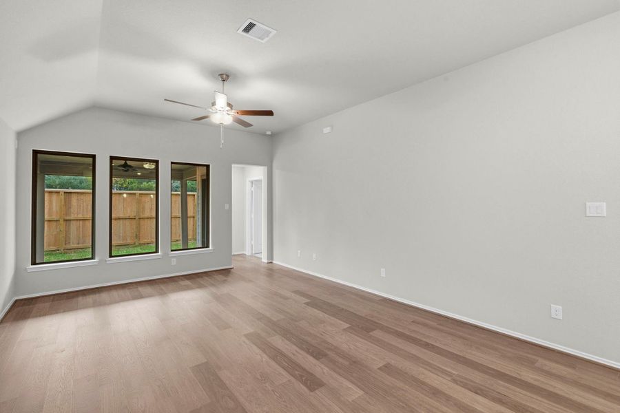 Spacious, unfurnished interior of a new home in Grand Central Park, Conroe (Image 20).