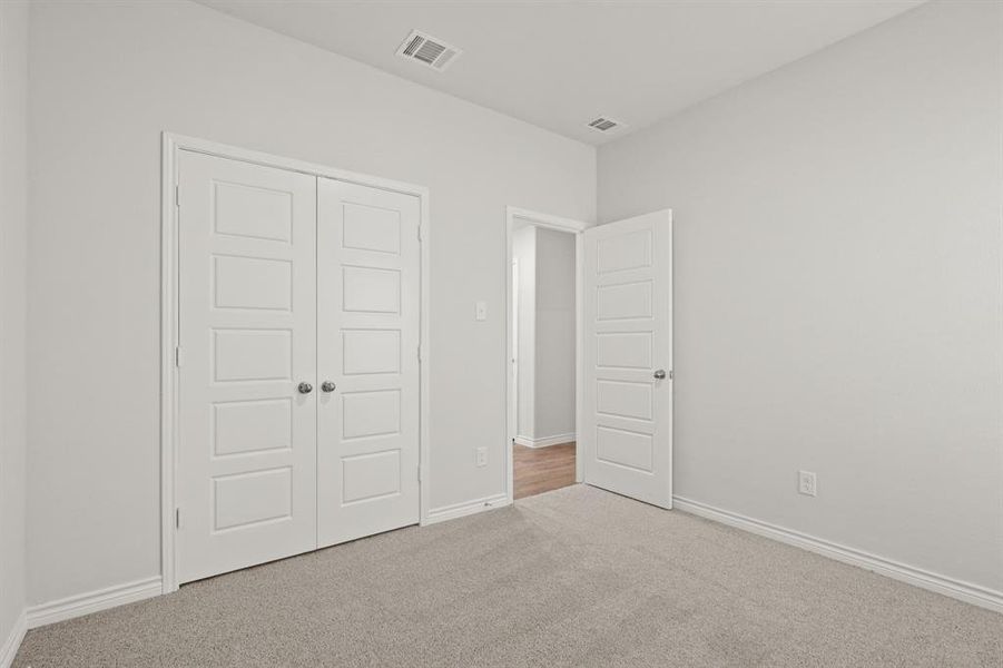 Spacious, unfurnished interior of a new home in Sycamore Landing, Fort Worth (Image 13).