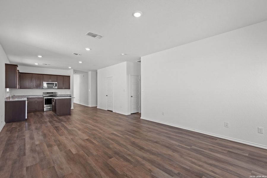 Spacious, unfurnished interior of a new home in Davis Ranch, San Antonio (Image 16).