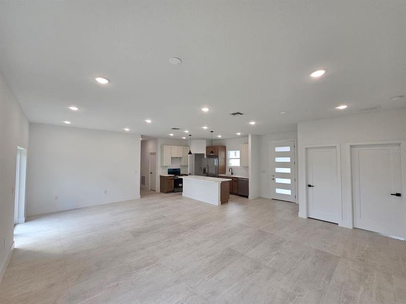 Spacious, unfurnished interior of a new home in , Ocala (Image 12).