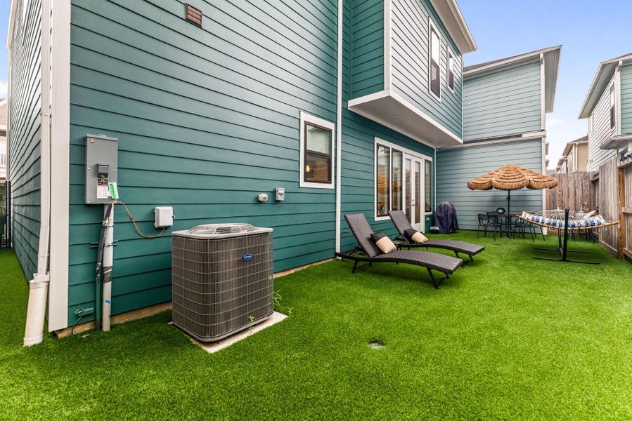 Exterior details and patio area of a home in Timbergrove Trails, Houston (Image 26).