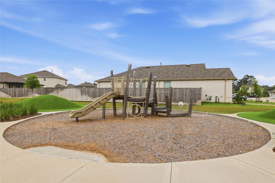 Community amenities in Mavera, Conroe (Image 18).