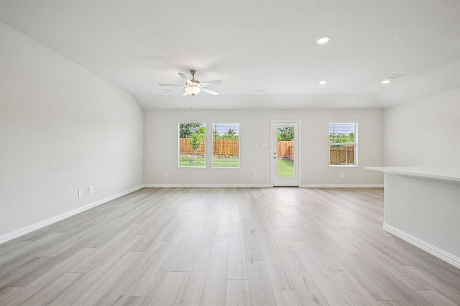 Spacious, unfurnished interior of a new home in Westmoor, Sherman (Image 21).