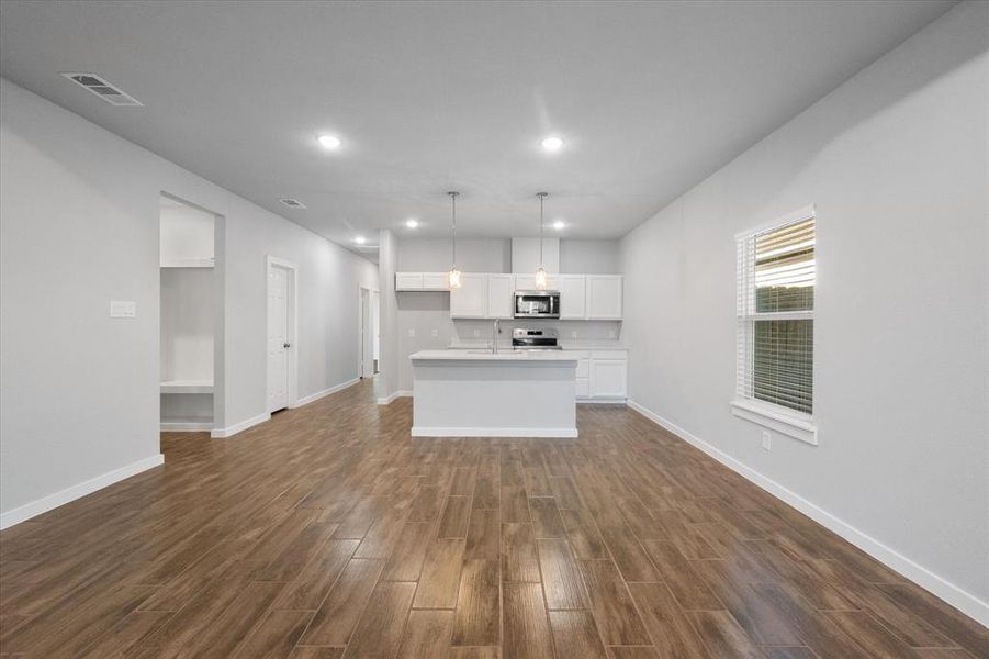 Spacious, unfurnished interior of a new home in , Corsicana (Image 14).