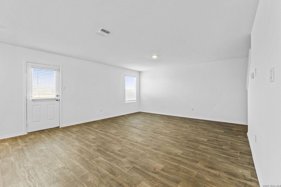 Spacious, unfurnished interior of a new home in Laurel Vistas, San Antonio (Image 10).