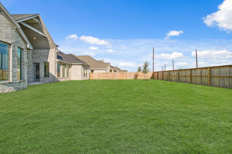 Exterior details and patio area of a home in Valencia 70', Manvel (Image 17).