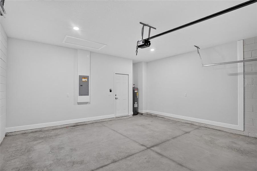 Spacious, unfurnished interior of a new home in , Citrus Springs (Image 14).