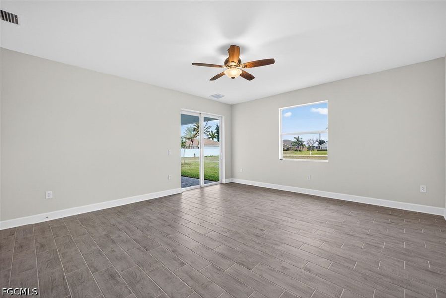 Spacious, unfurnished interior of a new home in Cape Coral, Cape Coral (Image 13).