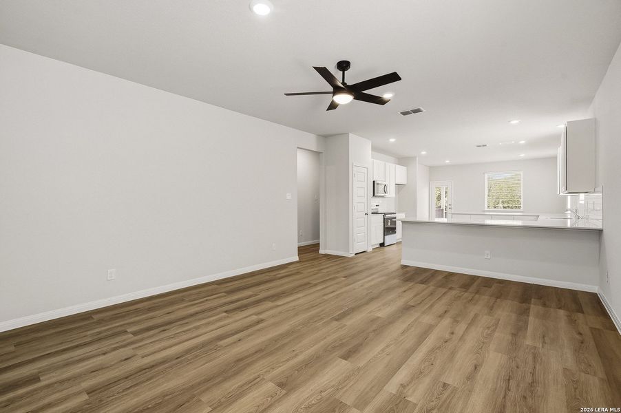 Spacious, unfurnished interior of a new home in Cinco Lakes, San Antonio (Image 24).