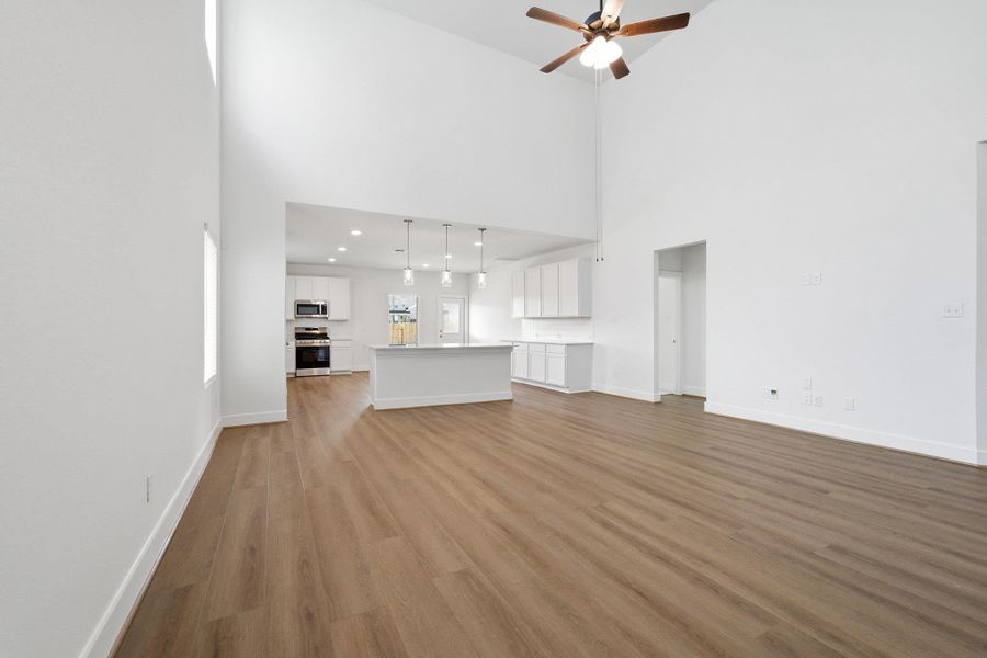 Spacious, unfurnished interior of a new home in Sunfield, Buda (Image 23).