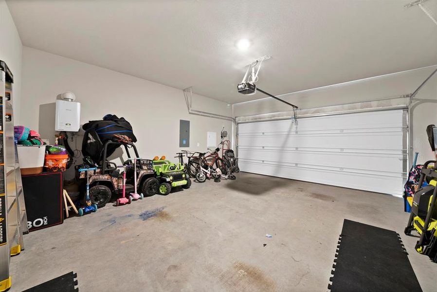 Spacious, unfurnished interior of a new home in Pecan Square, Northlake (Image 21).