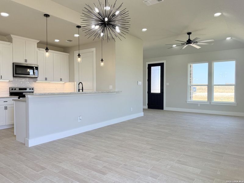 Spacious, unfurnished interior of a new home in , La Vernia (Image 22).