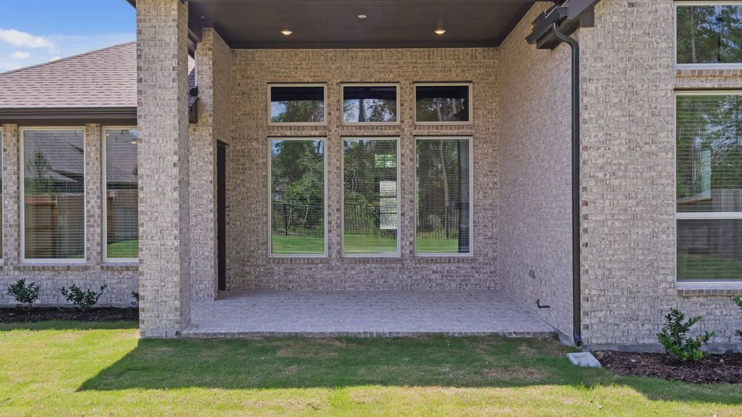 Exterior details and patio area of a home in Evergreen 60s, Conroe (Image 3).