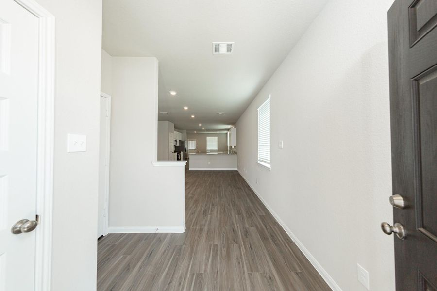 Spacious, unfurnished interior of a new home in Cliffstone Hills, Conroe (Image 11).