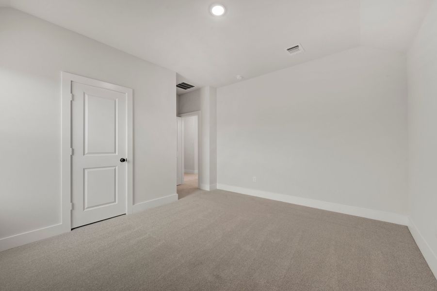 Spacious, unfurnished interior of a new home in The Meadows, Denton (Image 19).