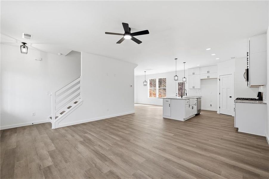 Spacious, unfurnished interior of a new home in , Jasper (Image 19).