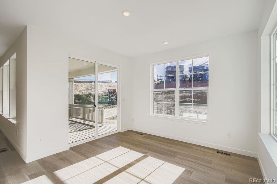 Spacious, unfurnished interior of a new home in Ken-Caryl Ranch, Littleton (Image 11).