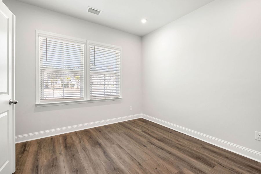 Spacious, unfurnished interior of a new home in Waterways, Richmond Hill (Image 27).