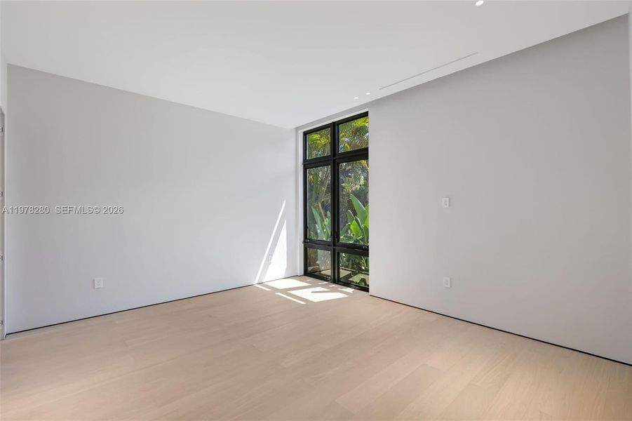 Spacious, unfurnished interior of a new home in , Miami (Image 16).