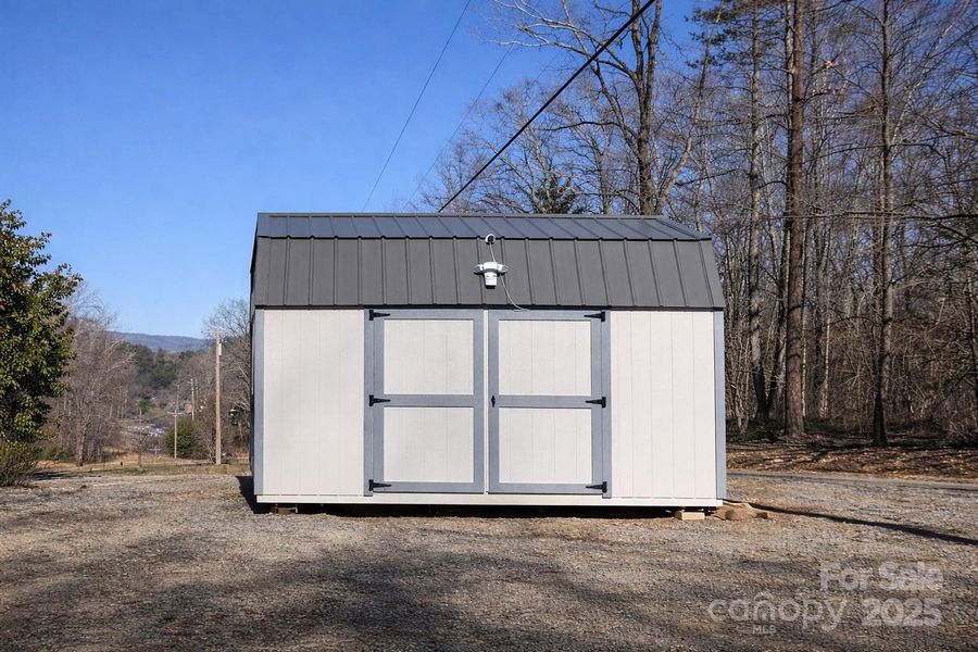 Exterior details and patio area of a home in , Marion (Image 21).