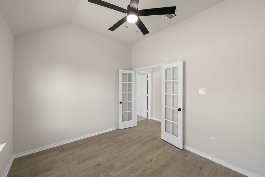 Spacious, unfurnished interior of a new home in Waterford Park, Weatherford (Image 17).