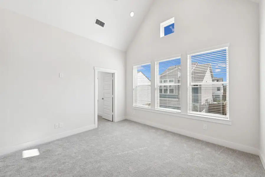 Spacious, unfurnished interior of a new home in Retreat at Oak Park, Houston (Image 10).