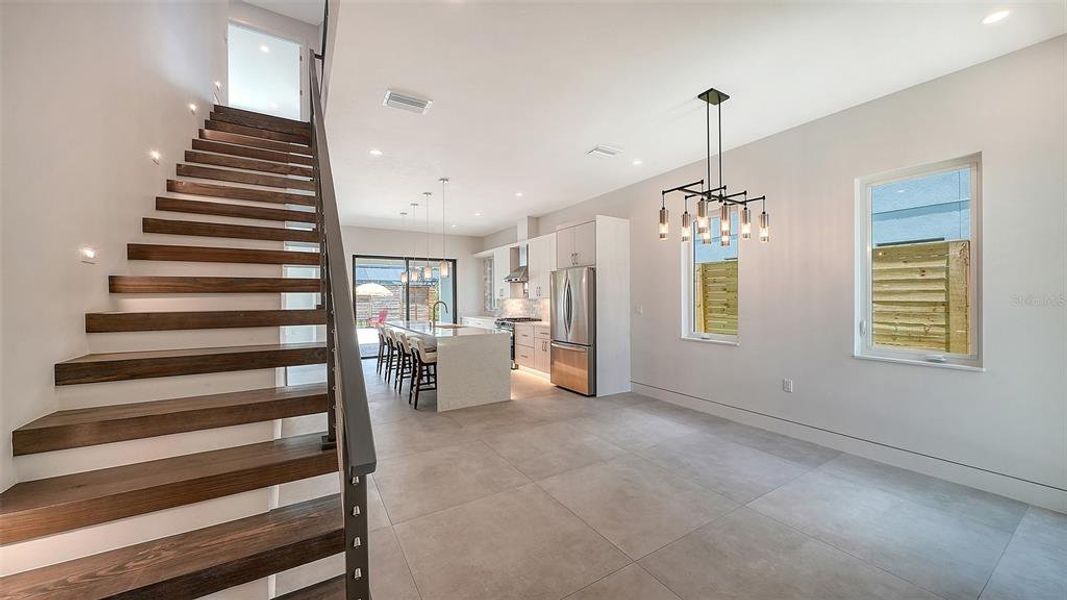 Spacious, unfurnished interior of a new home in , Sarasota (Image 43).