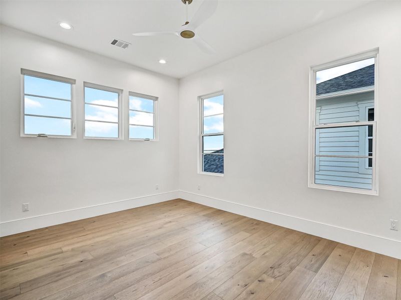 Spacious, unfurnished interior of a new home in , Galveston (Image 34).