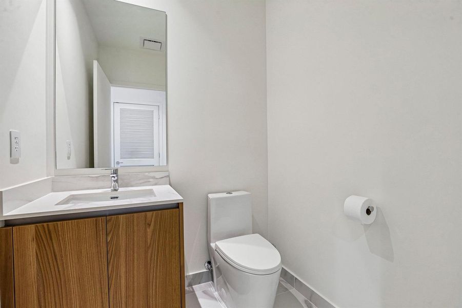 25-web-or-mls-Biscayne Blvd 201-S0409-02