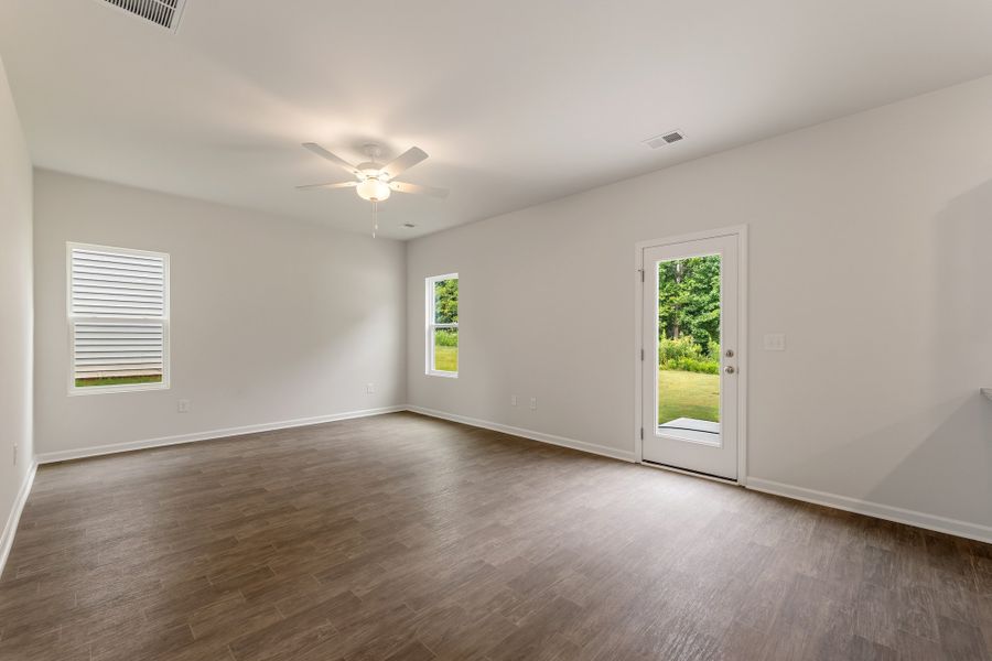 Spacious, unfurnished interior of a new home in Richmond Hill, Inman (Image 22).