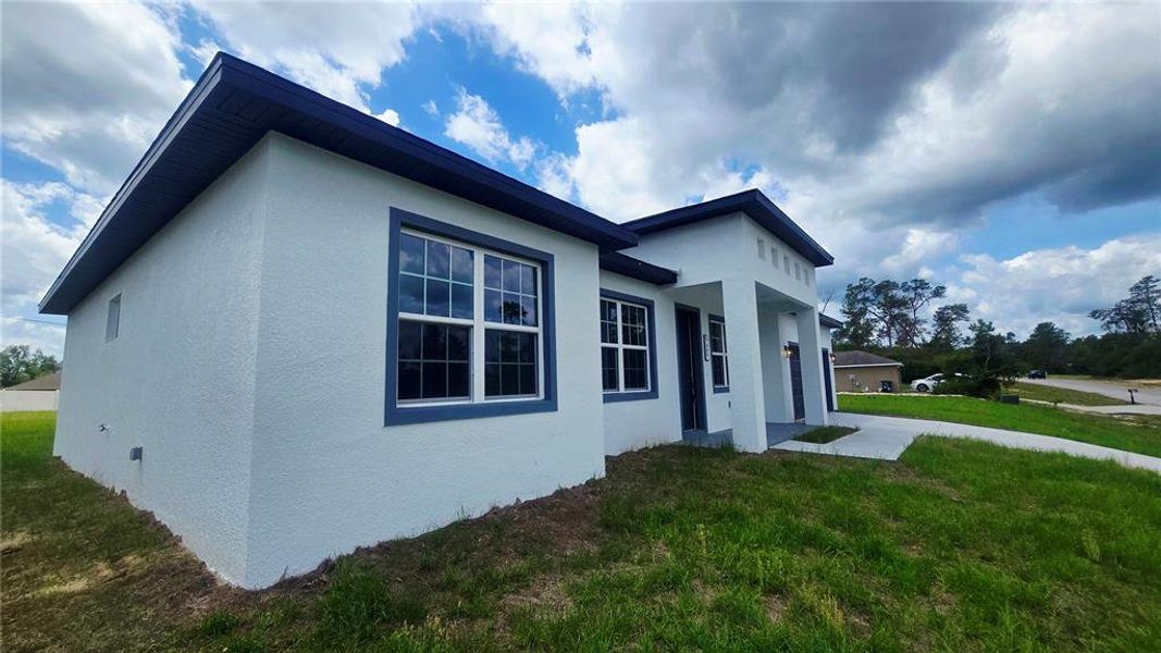 Exterior details and patio area of a home in , Ocala (Image 20).