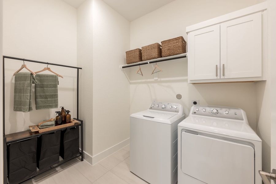 Representative furnished interior of a home built from the Fulbright by Tri Pointe Homes in Sienna 60’, Missouri City (Image 48).