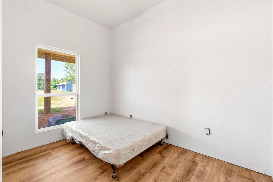 Secondary bedroom.