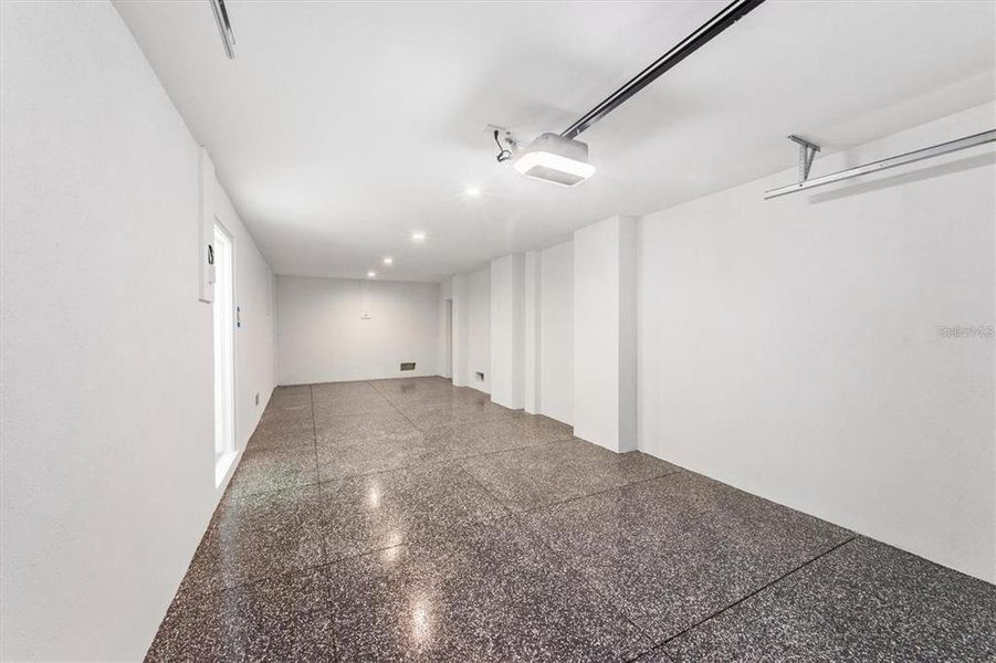 Spacious, unfurnished interior of a new home in , Anna Maria (Image 19).
