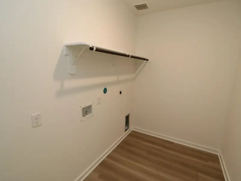 Spacious, unfurnished interior of a new home in Miller's Pond, Rosenberg (Image 10).