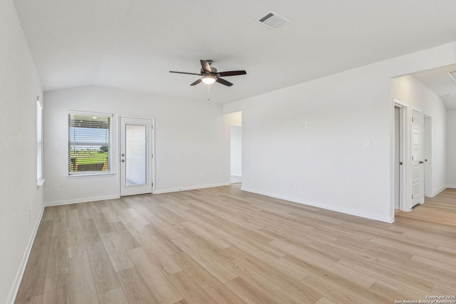 Spacious, unfurnished interior of a new home in Catalina, Converse (Image 31).