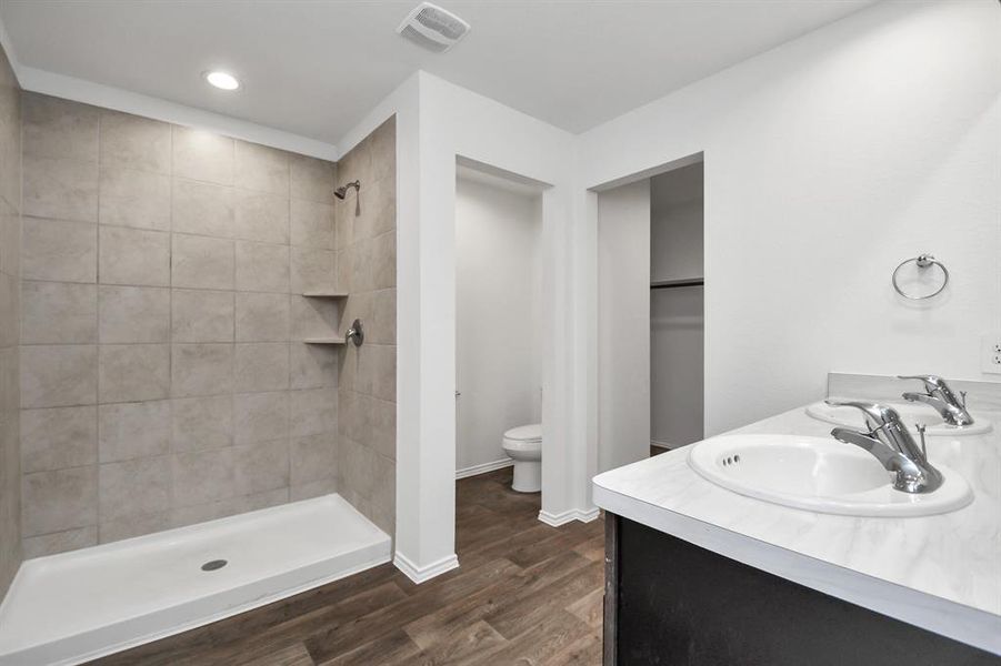 Ensuite bathroom in the primary bedroom.