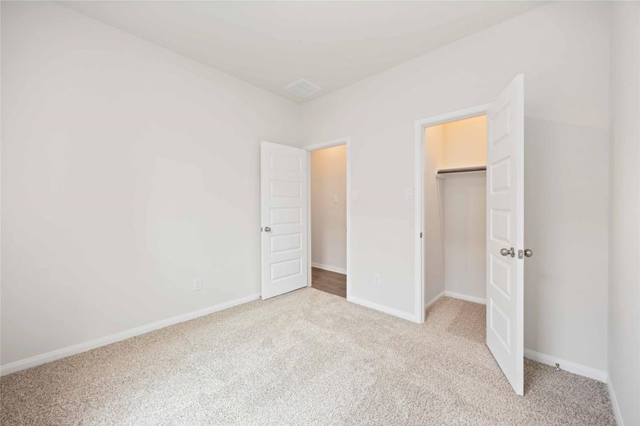 Spacious, unfurnished interior of a new home in Meadow Park, Conroe (Image 19).