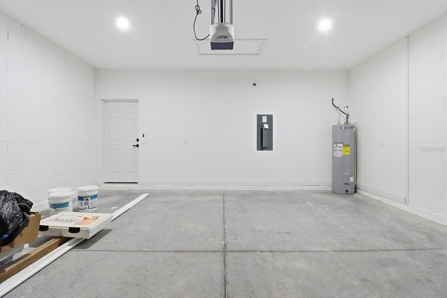 Spacious, unfurnished interior of a new home in , Citrus Springs (Image 39).