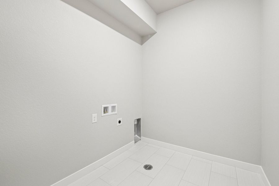 Spacious, unfurnished interior of a new home in Highlands at Fox Hill, Longmont (Image 12).