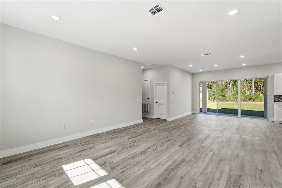 Spacious, unfurnished interior of a new home in , Ocala (Image 12).