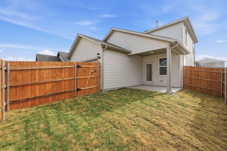 Exterior details and patio area of a home in Longview, Del Valle (Image 3).