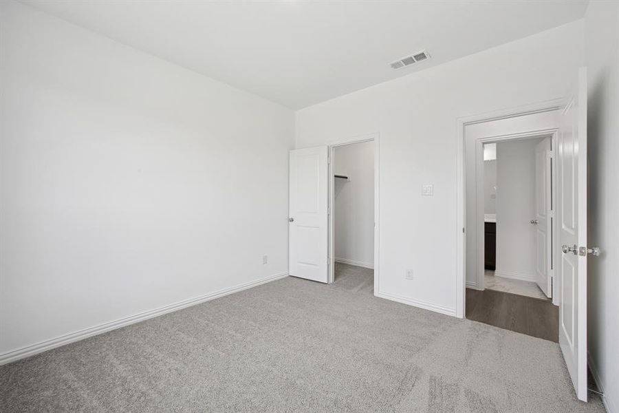 Spacious, unfurnished interior of a new home in Tarrytown, Crowley (Image 11).